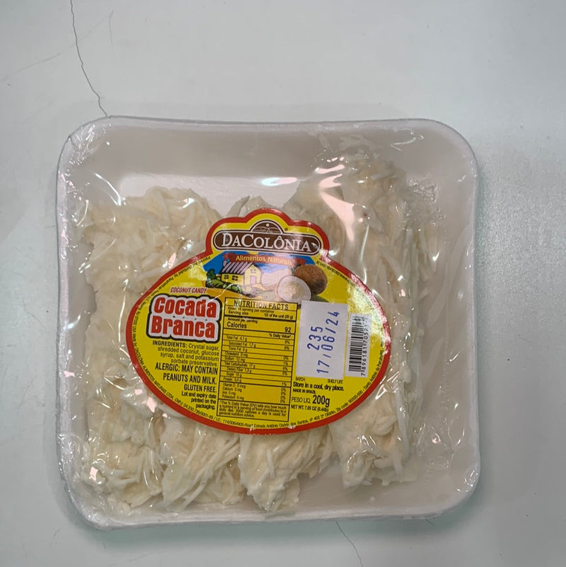 Bandeja da Cocada Branca DaColônia de 200g com rótulo redondo amarelo e vermelho