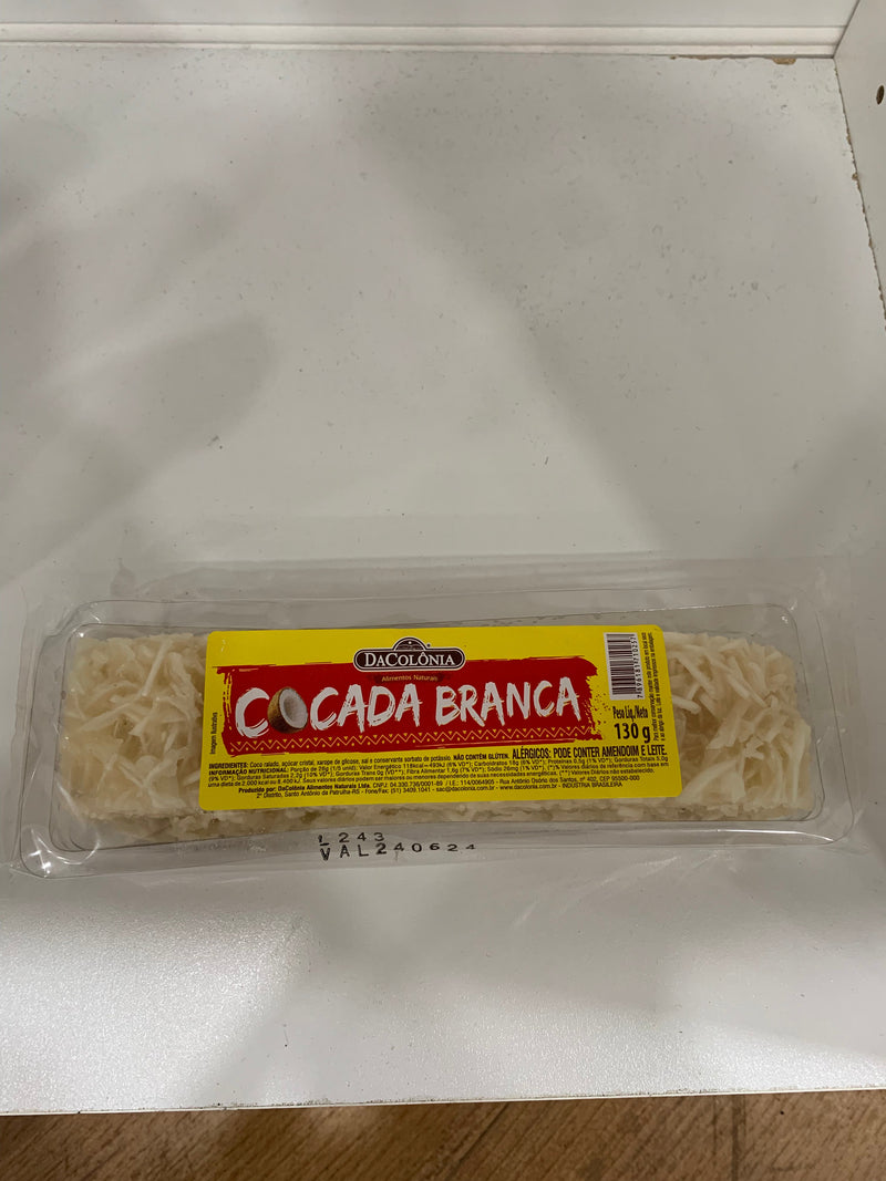 Cocada Branca DaColônia em tablete de 130g na embalagem com rótulo amarelo e vermelho